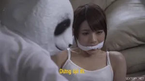 Tiểu Á thích ăn kẹo và luôn để lộ mặt trong suốt cảnh sex với em trai. Cô ấy dễ thương và ngoan ngoãn, cô ấy đang thổi kèn cho một con cặc lớn. Cậu em trai tàn phá âm hộ của cô ấy mà không dùng bao cao su và làm cho chất nhờn màu trắng của cô ấy trở nên phấn khích